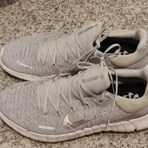 women 7.5 nike gray sneakers excellent conditon
